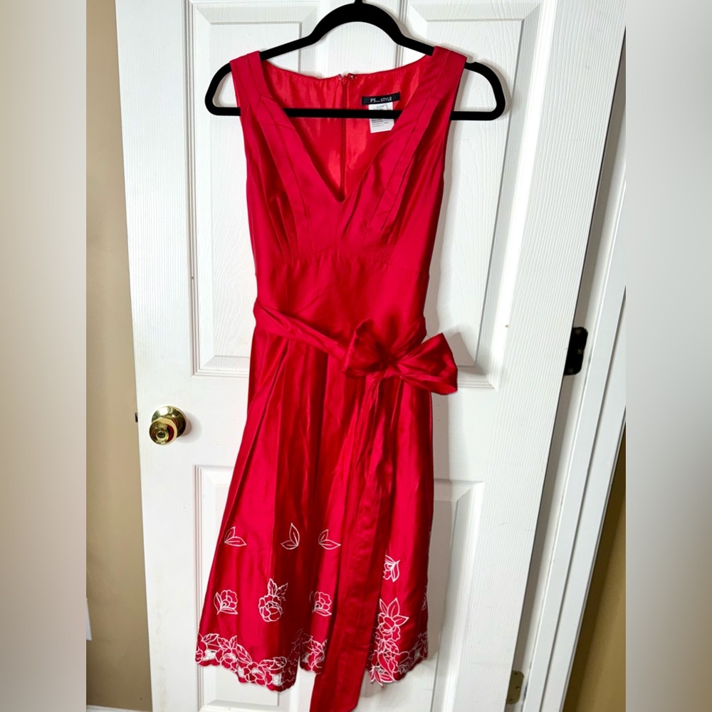 Vintage Elegant Red Sleeveless Dress with Floral Embroidery